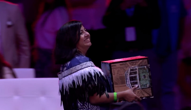 Amreen Manjiyani, a young New Zealand delegate, stepped forward wearing a korowai